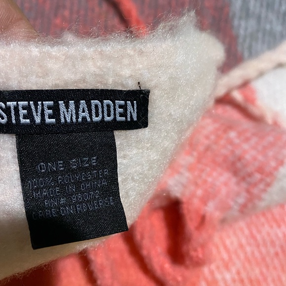 Steve Madden large check scarf/shawl, never worn - Picture 6 of 7